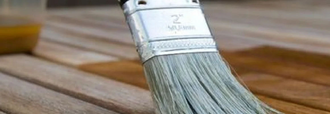 Holzlasur mit Pinsel auftragen